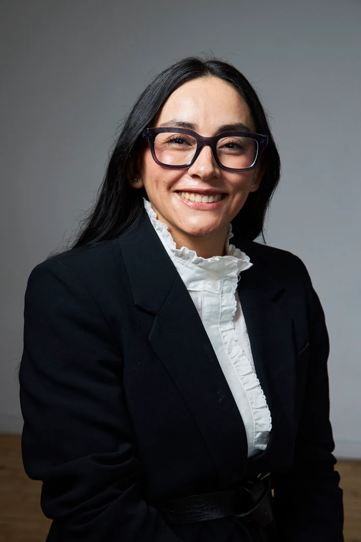 Studio profile portrait of Lili — photograph 5372