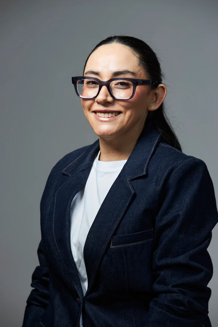 Studio profile portrait of Lili — photograph 5437