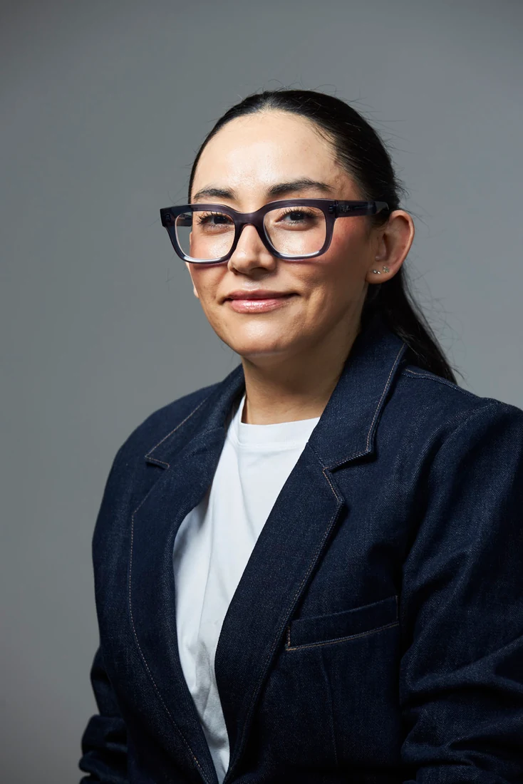 Studio profile portrait of Lili — photograph 5441
